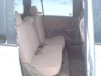 2004 Toyota Isis Pictures