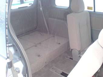 2004 Toyota Isis Pictures