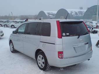 2004 Toyota Isis Pictures