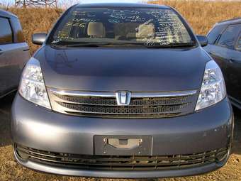 2004 Toyota Isis Pictures