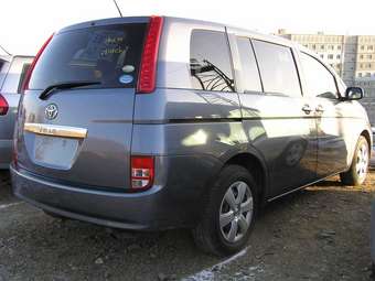 2004 Toyota Isis Photos
