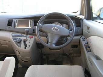 2004 Toyota Isis Photos