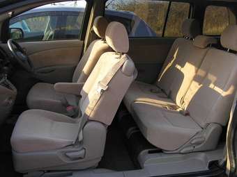 2004 Toyota Isis Images