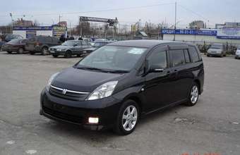 2004 Toyota Isis Photos