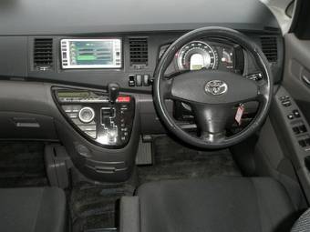 2004 Toyota Isis Images