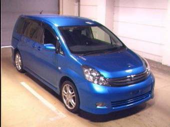 2004 Toyota Isis Photos