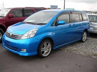 2004 Toyota Isis Photos