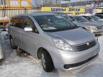 2004 Toyota Isis Pictures