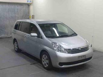 2004 Toyota Isis Photos