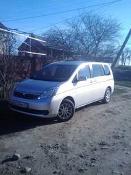 2004 Toyota Isis Photos