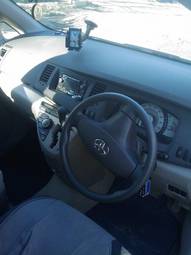2004 Toyota Isis Images