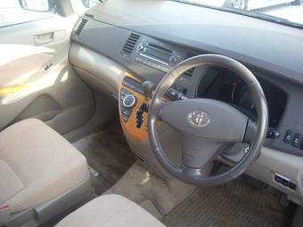 2004 Toyota Isis Pictures