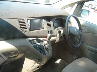 2004 Toyota Isis Photos
