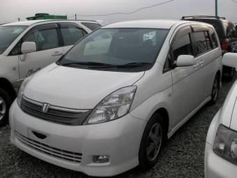 2004 Toyota Isis Photos