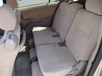 2004 Toyota Isis Images