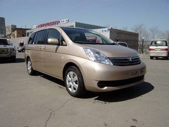 2004 Toyota Isis Pics