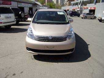 2004 Toyota Isis Pictures
