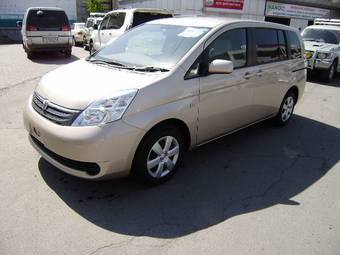 2004 Toyota Isis Pictures