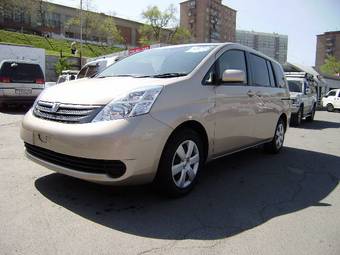 2004 Toyota Isis Photos