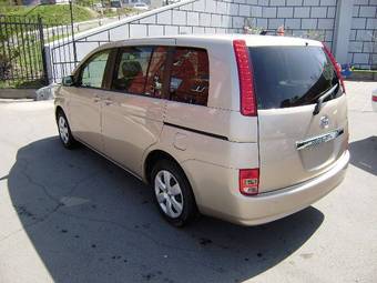 2004 Toyota Isis Photos