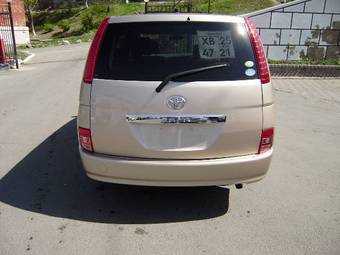 2004 Toyota Isis Pictures