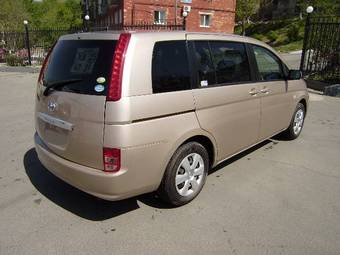 2004 Toyota Isis Photos