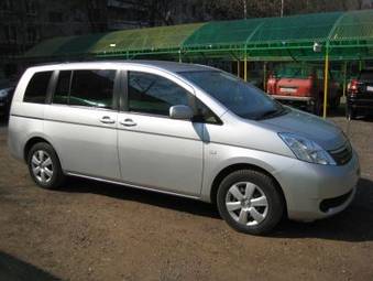 2004 Toyota Isis Photos