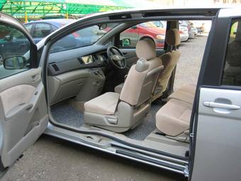 2004 Toyota Isis Photos