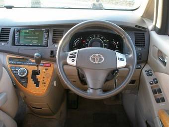 2004 Toyota Isis Pictures