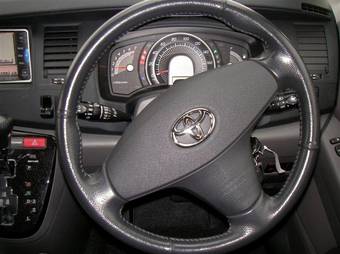 2004 Toyota Isis Photos