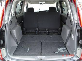 2004 Toyota Isis Pictures