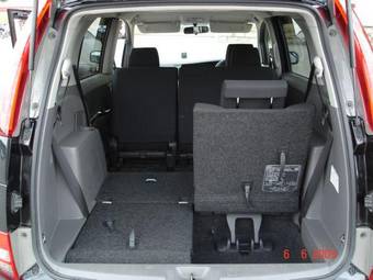 2004 Toyota Isis Pictures