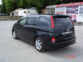 2004 Toyota Isis Pictures