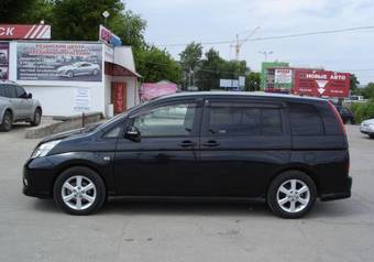 2004 Toyota Isis Photos