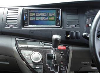 2004 Toyota Isis Pictures