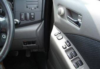 2004 Toyota Isis Pics