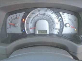 2004 Toyota Isis Photos