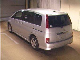 2004 Toyota Isis Photos