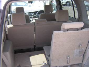2004 Toyota Isis Images