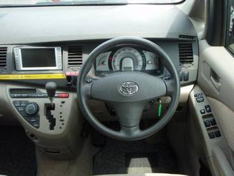 2004 Toyota Isis Pictures