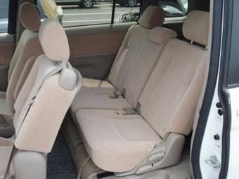 2004 Toyota Isis Pictures