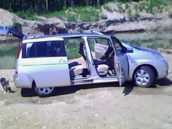 2004 Toyota Isis Photos