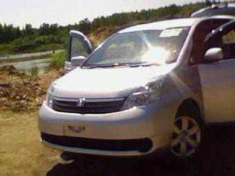2004 Toyota Isis Photos