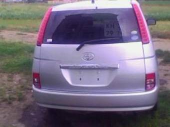 2004 Toyota Isis Pictures