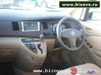 2004 Toyota Isis Images