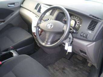 2005 Toyota Isis Pics