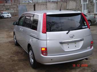 2005 Toyota Isis Pictures