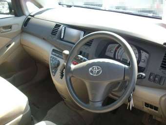 2005 Toyota Isis Images