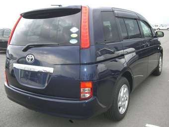 2005 Toyota Isis Pictures