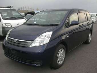 2005 Toyota Isis Photos